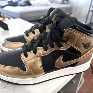 6Y Jordan 1s Mid.